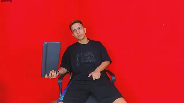 Snapshot of Kevin_Erotic chatting on November 13, 12:20 am Kevin Erotic online show from November 13, 12:20 am