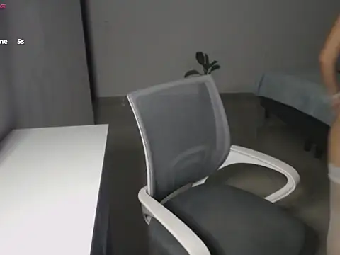 Snapshot of softkitty__ chatting on December 5, 7:32 pm softkitty online show from December 5, 7:32 pm