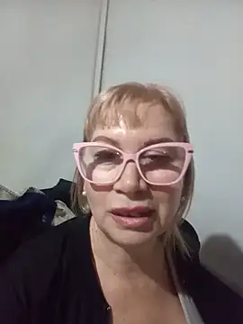 Snapshot of SexyMilf1211 chatting on June 18, 1:04 pm SexyMilf1211 online show from June 18, 1:04 pm