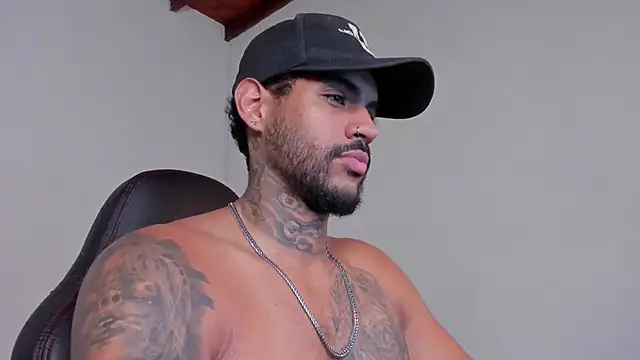 LuigiVitale 1 online show from December 15, 5:12 am