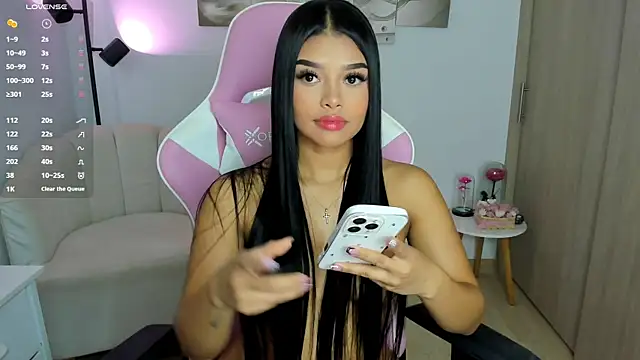 Snapshot of haileyflorez_ chatting on June 14, 3:36 pm haileyflorez online show from June 14, 3:36 pm