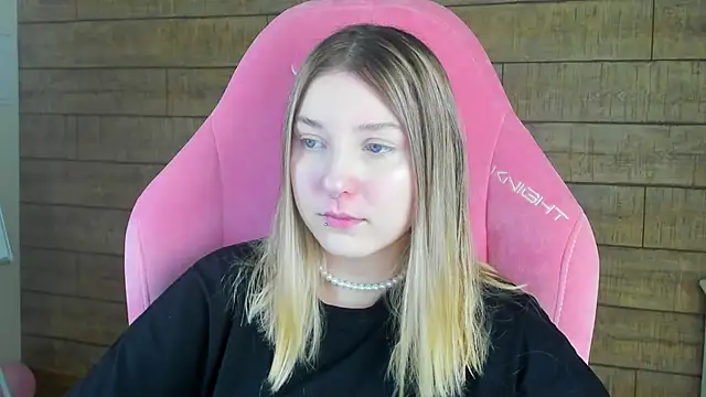 Snapshot of TinnaBurton chatting on May 21, 4:25 pm TinnaBurton online show from May 21, 4:25 pm