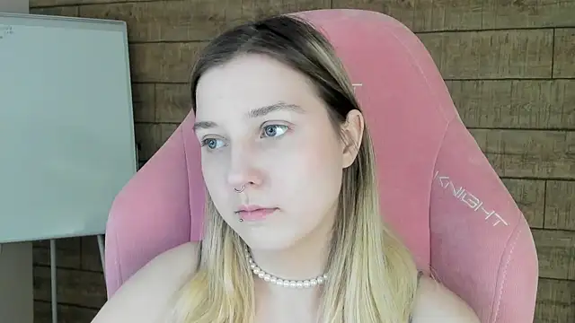 Snapshot of TinnaBurton chatting on July 15, 4:23 pm TinnaBurton online show from July 15, 4:23 pm