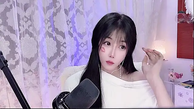 Laura 520 online show from May 19, 10:54 am