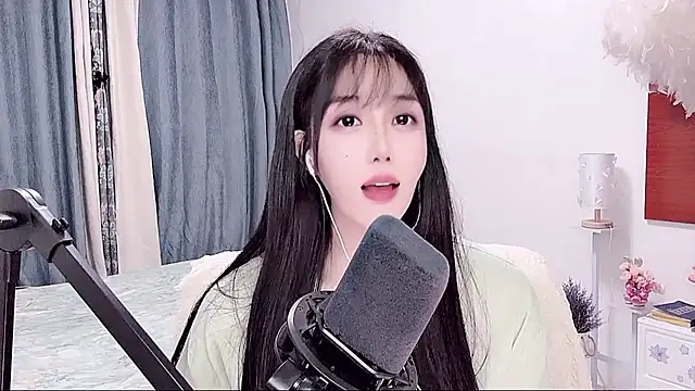 Laura 520 online show from June 26, 12:42 pm