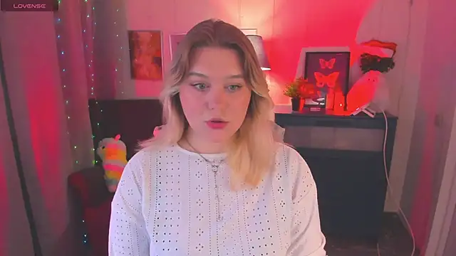 Snapshot of LouiseMous chatting on December 1, 10:04 pm LouiseMous online show from December 1, 10:04 pm