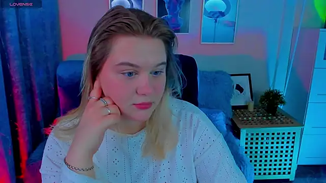 Snapshot of LouiseMous chatting on December 4, 9:01 pm LouiseMous online show from December 4, 9:01 pm