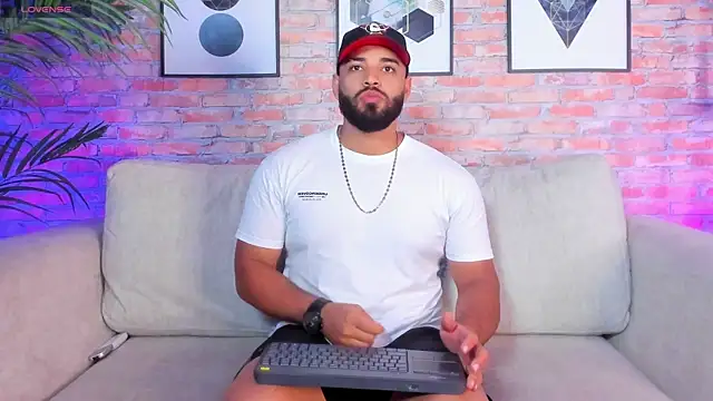 Snapshot of Chris_Varden chatting on December 2, 7:20 pm Chris Varden online show from December 2, 7:20 pm