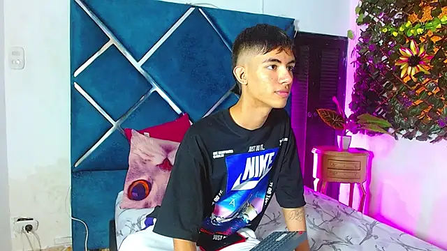 JamesConnor001 online show from November 17, 7:19 pm