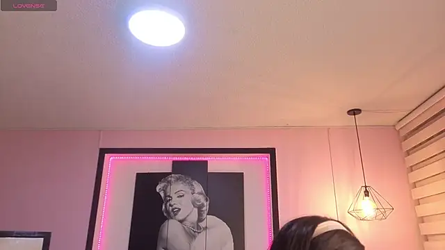 Snapshot of Milu_carbajal_x chatting on May 16, 5:26 am Milu carbajal x online show from May 16, 5:26 am
