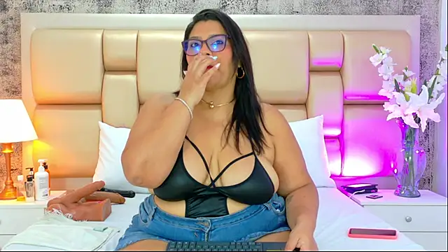 SelennaCooper online show from January 8, 11:45 am