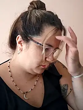 Snapshot of iviiiiiiiiiii chatting on December 4, 12:25 pm iviiiiiiiiiii online show from December 4, 12:25 pm