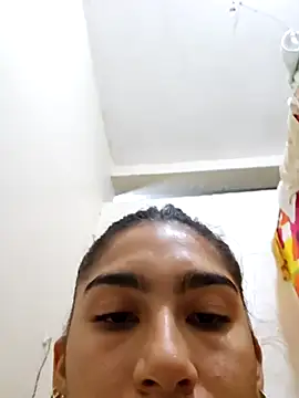 Snapshot of skinnyrox chatting on February 13, 2:18 am skinnyrox online show from February 13, 2:18 am