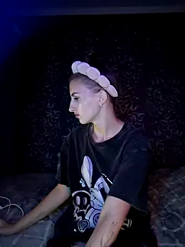 carolinakis  online show from November 19, 8:09 pm