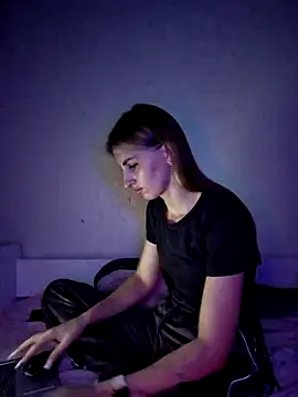 carolinakis  online show from December 2, 8:37 pm