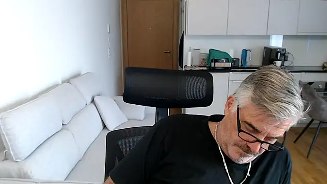 Buidapest online show from November 20, 10:59 am