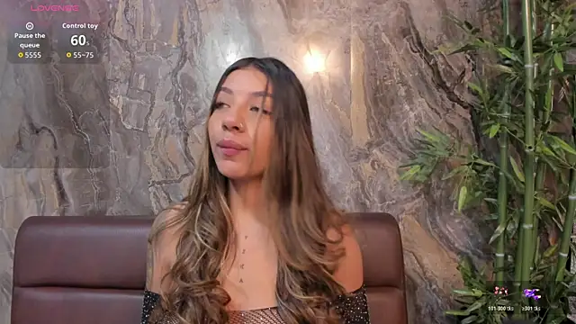 Snapshot of Aria_Moretti_ chatting on November 20, 11:21 am Aria Moretti online show from November 20, 11:21 am