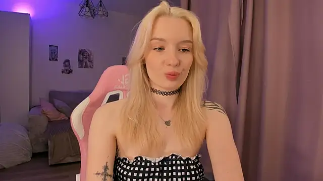 Snapshot of Tiffany_Paw chatting on May 22, 3:24 am Tiffany Paw online show from May 22, 3:24 am