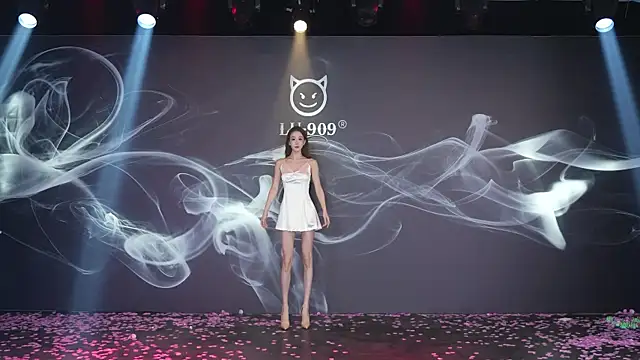 Snapshot of LU-909 chatting on November 24, 8:14 am LU-909 online show from November 24, 8:14 am