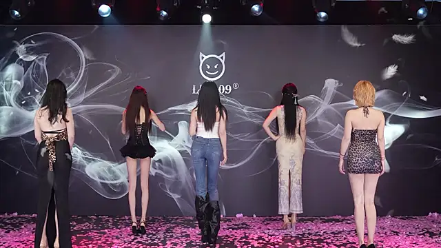 Snapshot of LU-909 chatting on November 28, 8:06 am LU-909 online show from November 28, 8:06 am