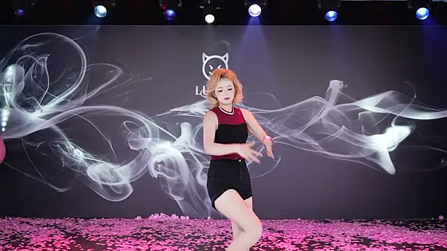 Snapshot of LU-909 chatting on December 3, 8:12 am LU-909 online show from December 3, 8:12 am