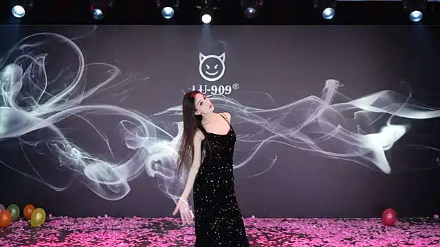 Snapshot of LU-909 chatting on December 4, 8:12 am LU-909 online show from December 4, 8:12 am