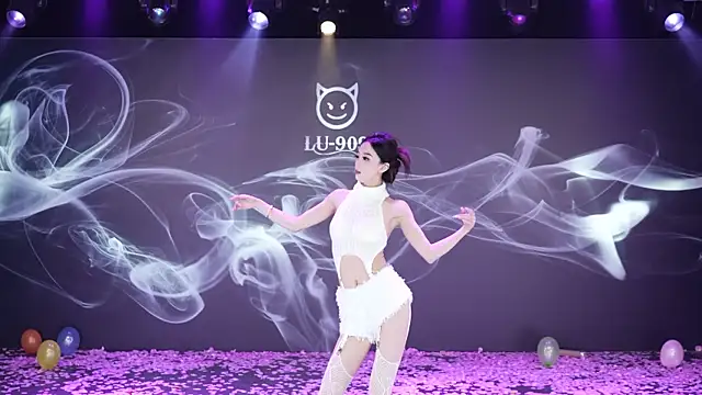 Snapshot of LU-909 chatting on December 5, 8:12 am LU-909 online show from December 5, 8:12 am