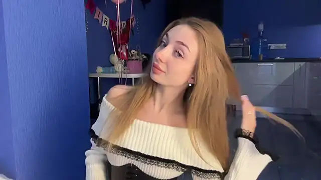 Snapshot of Jolienne chatting on December 3, 3:21 pm Jolienne online show from December 3, 3:21 pm