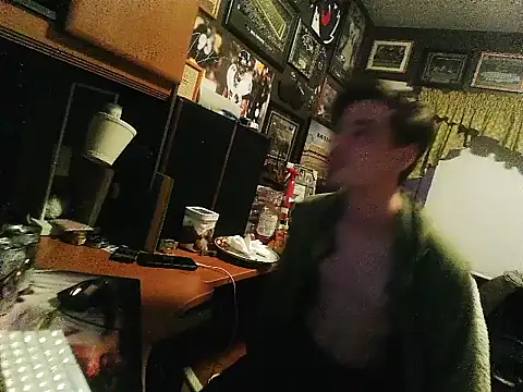 Snapshot of twentyistwenty chatting on November 17, 5:46 am twentyistwenty online show from November 17, 5:46 am