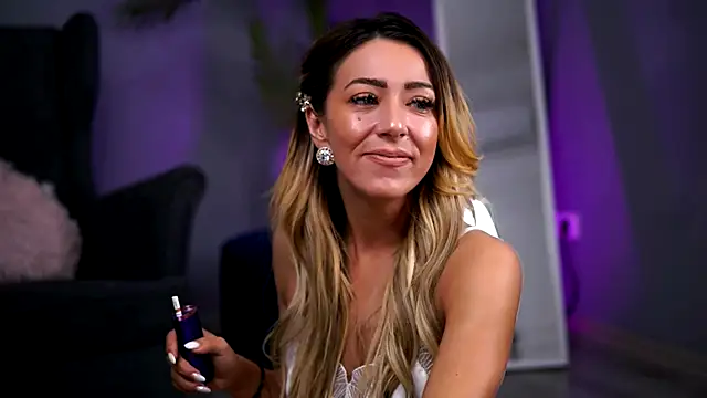 JuliaHyde online show from December 19, 4:08 am