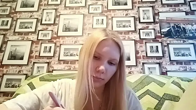 Snapshot of EvieBaggette chatting on November 20, 7:41 am EvieBaggette online show from November 20, 7:41 am