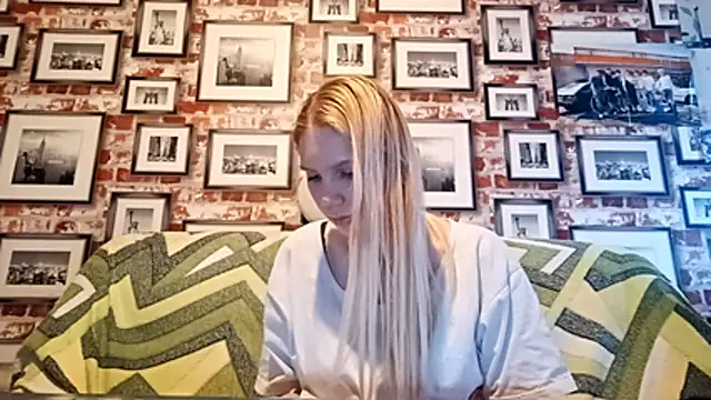 Snapshot of EvieBaggette chatting on November 24, 8:25 am EvieBaggette online show from November 24, 8:25 am