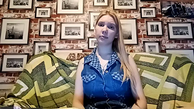 Snapshot of EvieBaggette chatting on November 25, 6:13 am EvieBaggette online show from November 25, 6:13 am