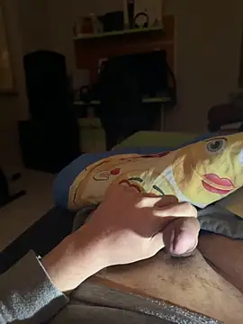 Snapshot of Alessandro_478 chatting on December 15, 5:01 am Alessandro 478 online show from December 15, 5:01 am