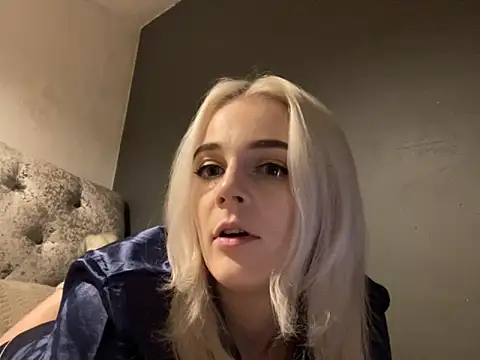 Snapshot of BellaJade_ chatting on November 18, 6:45 pm BellaJade online show from November 18, 6:45 pm