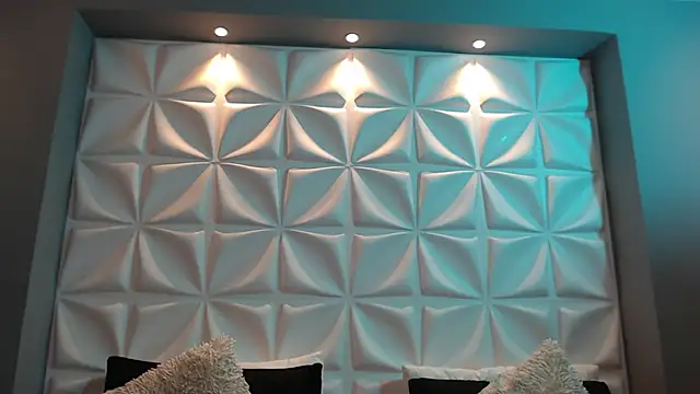 HorneyyQueen online show from December 17, 12:33 pm