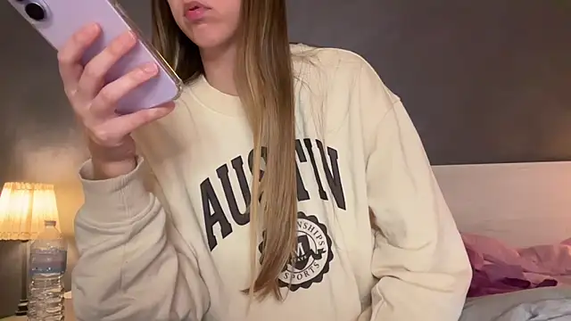 Snapshot of Martimartinaxx chatting on April 22, 7:37 pm Martimartinaxx online show from April 22, 7:37 pm