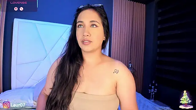 Snapshot of Lauroberts7 chatting on December 16, 3:44 am Lauroberts7 online show from December 16, 3:44 am