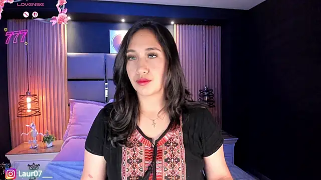 Snapshot of Lauroberts7 chatting on May 18, 3:35 am Lauroberts7 online show from May 18, 3:35 am