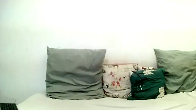 Snapshot of BrunetteNaomi8 chatting on May 8, 10:31 am BrunetteNaomi8 online show from May 8, 10:31 am
