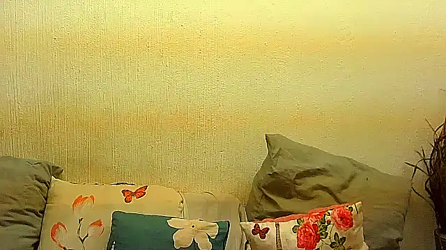 Snapshot of BrunetteNaomi8 chatting on July 6, 8:33 pm BrunetteNaomi8 online show from July 6, 8:33 pm