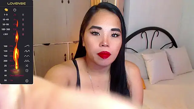 Snapshot of SquirtyLillyx chatting on November 24, 4:34 am SquirtyLillyx online show from November 24, 4:34 am