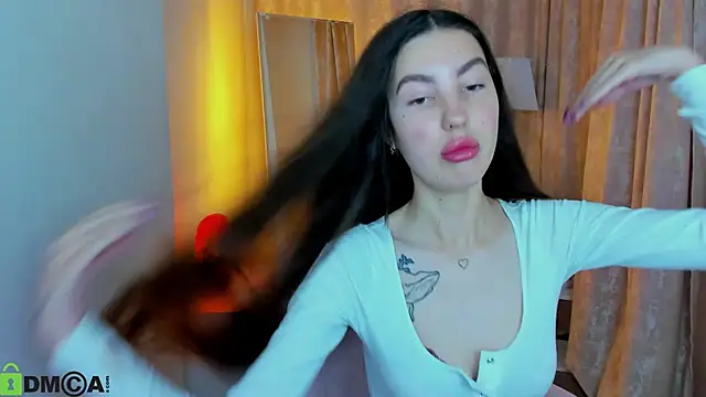 Snapshot of LiraRevery chatting on December 2, 12:05 am LiraRevery online show from December 2, 12:05 am