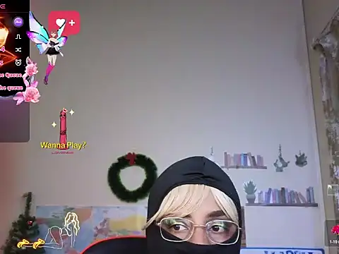 Snapshot of LaReineCleo chatting on December 2, 9:14 am LaReineCleo online show from December 2, 9:14 am