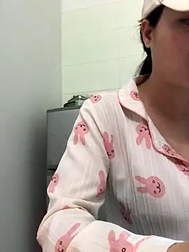 Snapshot of Miumiu95x chatting on December 16, 7:35 am Miumiu95x online show from December 16, 7:35 am