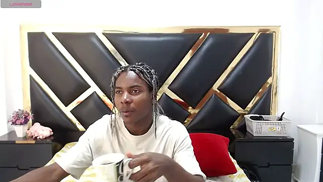 Snapshot of NoahJhonson69 chatting on June 4, 11:27 am NoahJhonson69 online show from June 4, 11:27 am