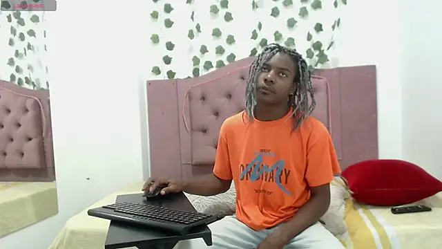 Snapshot of NoahJhonson69 chatting on June 10, 11:31 am NoahJhonson69 online show from June 10, 11:31 am
