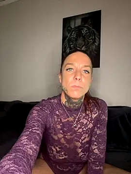 Snapshot of SexyInkedMiilfxx chatting on November 26, 12:17 pm SexyInkedMiilfxx online show from November 26, 12:17 pm