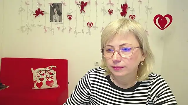 LaurenWishy online show from February 1, 6:01 am