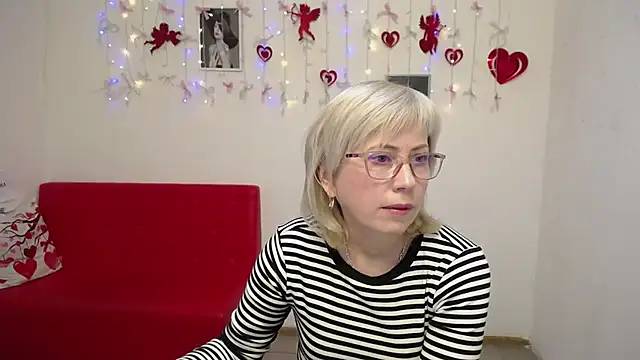 LaurenWishy online show from February 8, 5:33 am